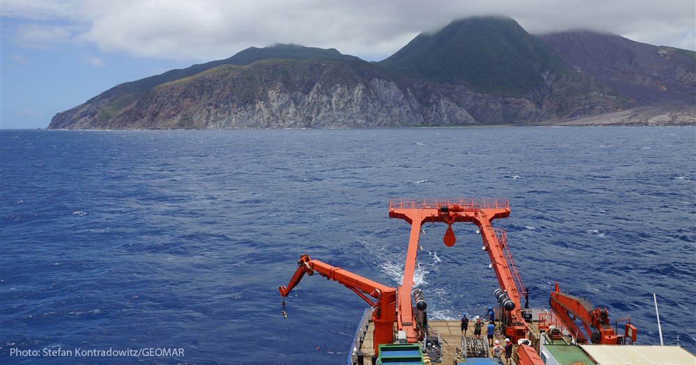 GEOMAR_en's tweet photo. #GEOMAR scientists are operating on the research vessel #METEOR in the Caribbean. They investigate large-scale volcano #collapses.
#M154 #vulcano #Montserrat #oceanscience
https://t.co/cRs4fxXrpK https://t.co/UyQ6JPMgVD