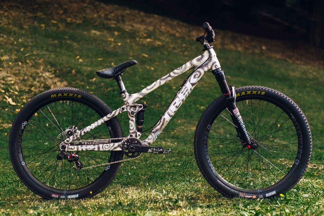 ukrbike's tweet photo. Новий дизайн від @TrekRaceShop  для C3Project 😱
#trekbikes #bontrager #ukrbike #c3project #TrekRaceShop https://t.co/72qTsbwyUR https://t.co/GIbdvWD0xB