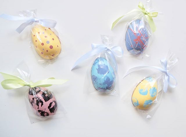 HandmadeNotts's tweet image. So excited to have @_studiochocolate eggs in store! They make a great little add on to an Easter gift. We only have a limited amount in store so be quick if you wana get your mitts on these tasty treats!
.
.
.
#studiochocolate #eastereggs #handmadeeaster… bit.ly/2KLZx55