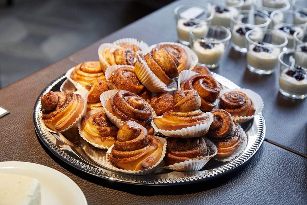printempsCNeuch's tweet photo. [MIAM, UN BRUNCH !] 

Retour en images du Brunch nordique proposé par Nabila Mokrani au Musée d'ethnographie de Neuchâtel @MuseeEthnoNeuch le 7 avril !

❄️ Prochain #brunch ? 
Dimanche 19 mai, dès 10h
Journée des #musées polaire

https://t.co/2TSvXnPSUa
https://t.co/n00zIgYonF https://t.co/PYoMEY72ks