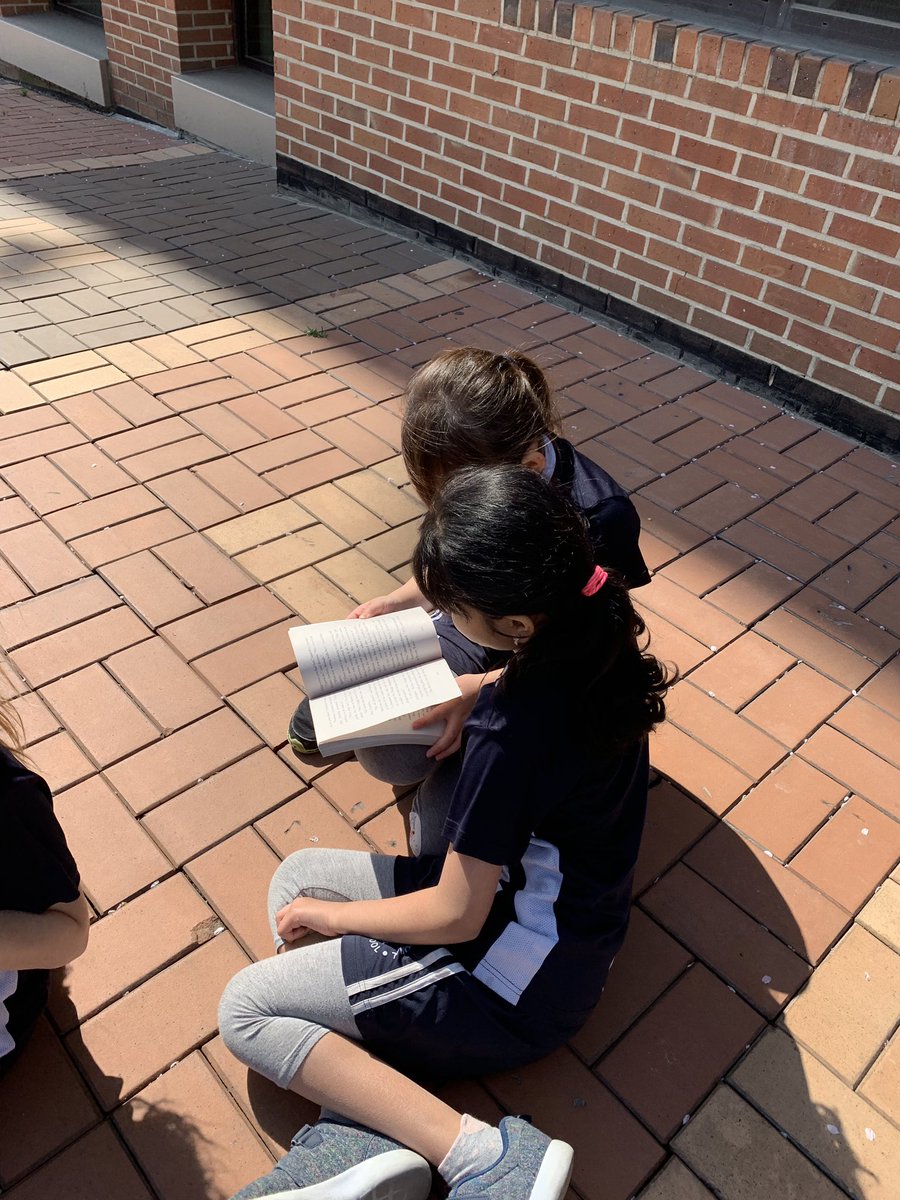 alicedahny's tweet photo. Enjoying the weather outside while building our reading stamina! ☀️#kispride #secondgrade #readingrocks https://t.co/d8zqx1xvFC