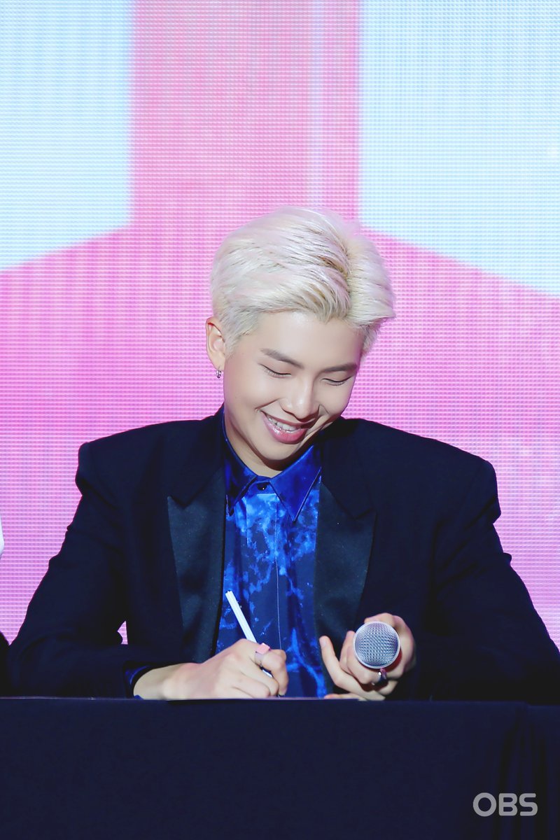 OBSPLUSOFFICIAL's tweet photo. [#방탄소년단 기자간담회]

뇌까지 섹시한 남자.

#BTS #알엠 #RM #작은것들을위한시 https://t.co/RA2xOoDlZZ