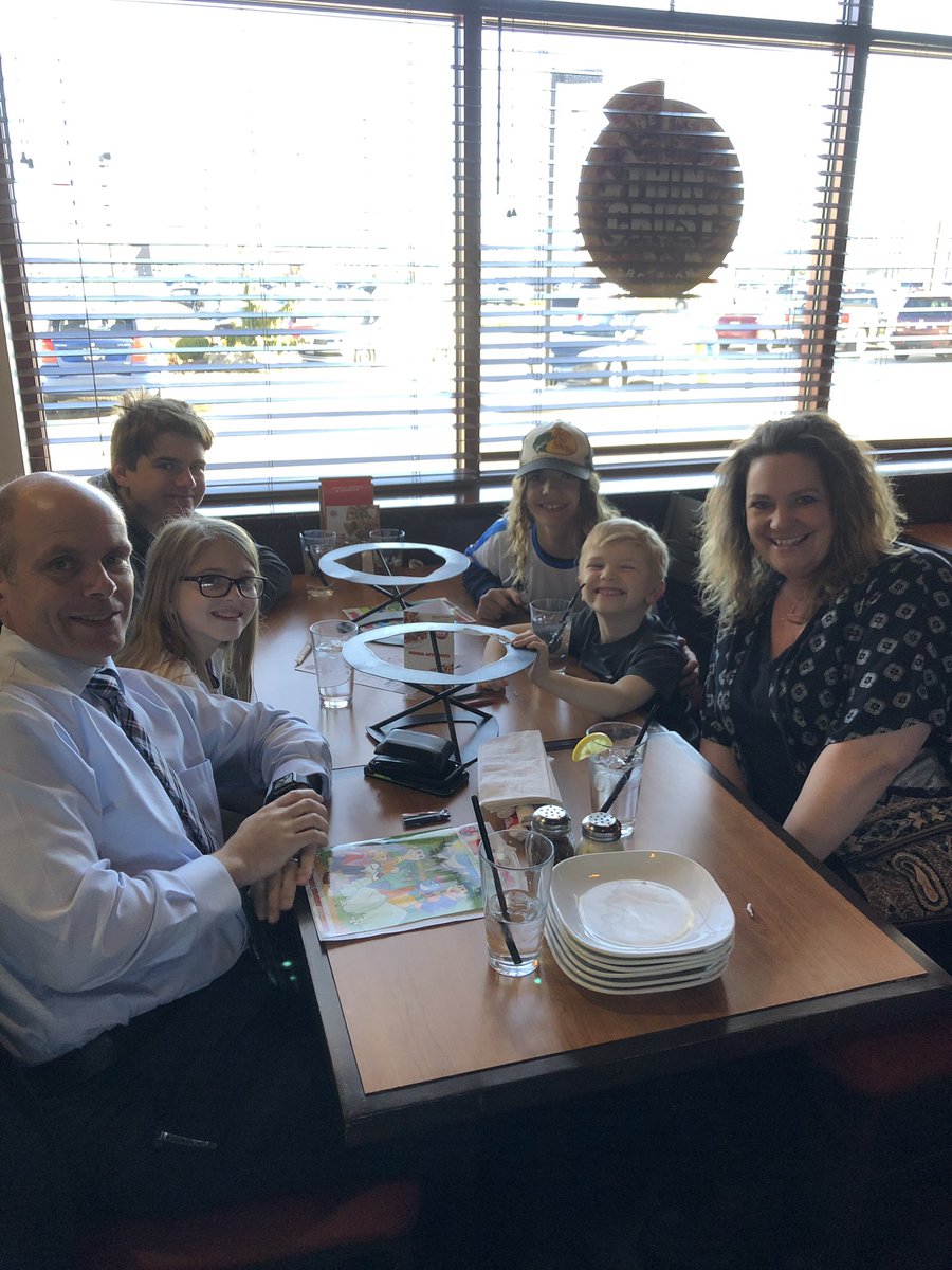 Wonderful evening at our Annual Boston Pizza fundraiser. Thank you to all the staff that came out to serve and for all those families that joined us!