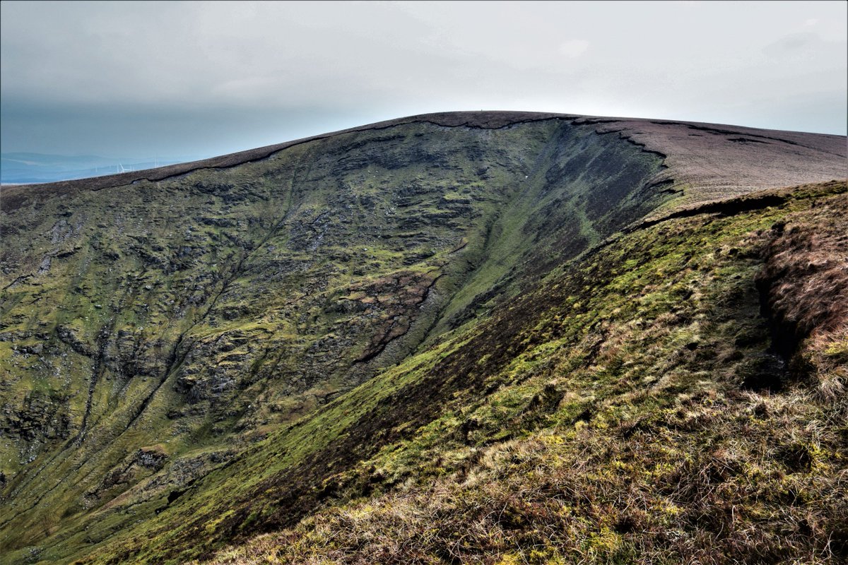 LonePeakbagger's tweet photo. The Paps-Caherbarnagh loop walk, +25km, total height gain +1430m, 9 summits, 7. April 2019.
#thepaps #caherbarnagh #kerry #countykerry #ireland #hillwalking #peakbagging #hillbagging https://t.co/im1nra2vQF