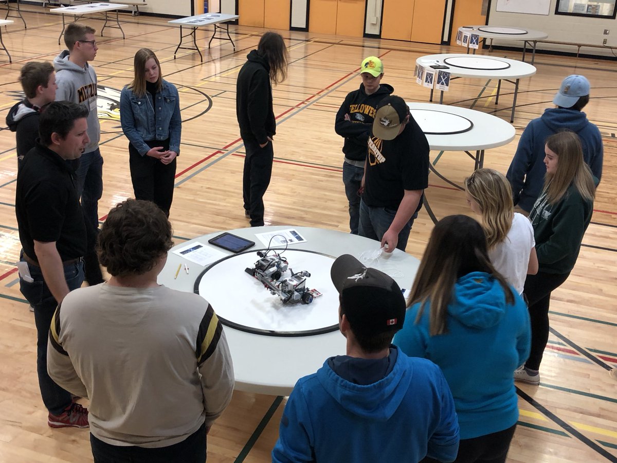 MrJonathanPratt's tweet image. Training the @FellowesHighSch student volunteers to help officiate the competition today! Thank you all!#RCDSBTechX