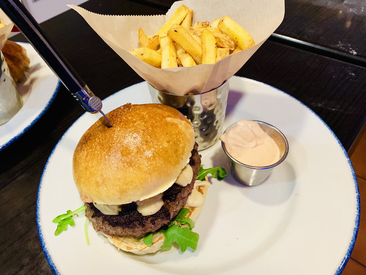 ¿Sabías que nuestra Guinness Burger se hace con salsa de Guinness y mermelada de Whiskey? Empieza tu semana con ganas en #HRCMallorca 

#LunchTime #ThisIsHardRock