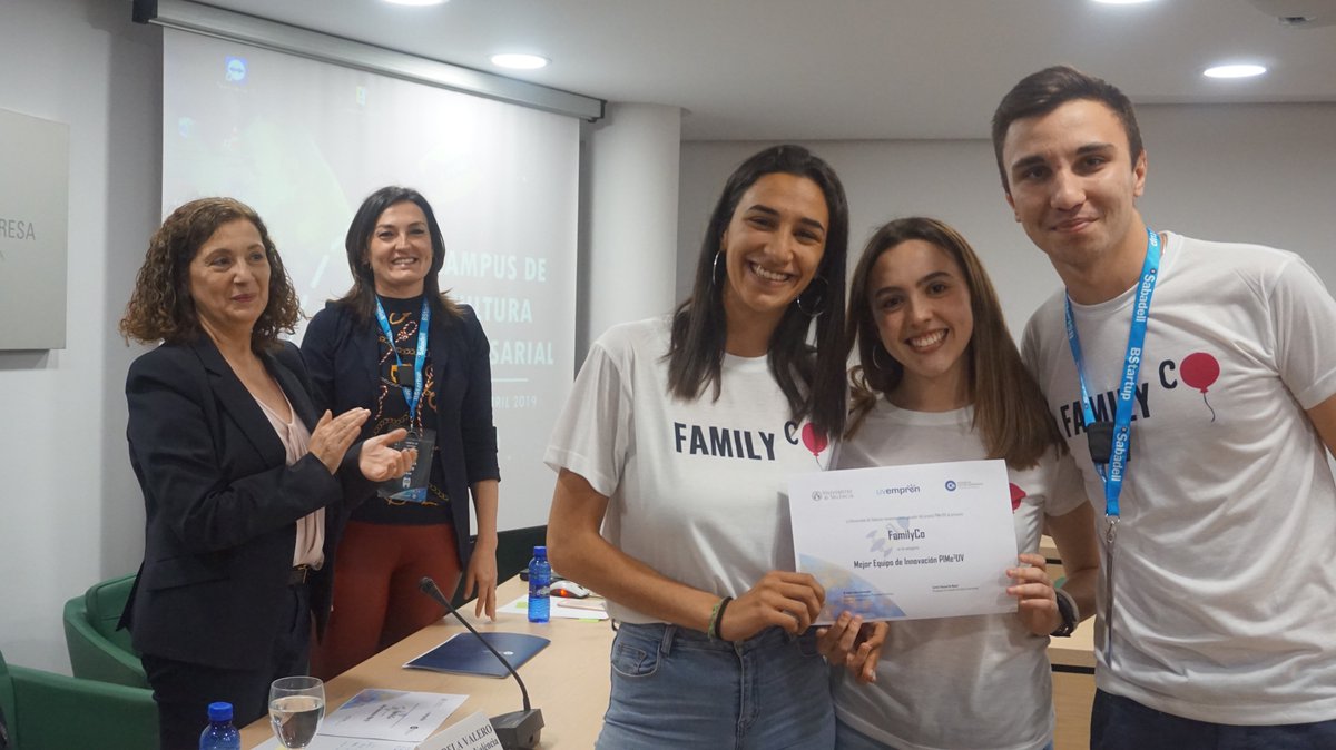 Els guardons a Millor Innovació i Millor Treball en Equip de #PIMe3UV 2019 recaigueren en <a href="/elenuki33/">Lna</a> <a href="/Fatima53367167/">Fatima</a> i <a href="/misha_ryba/">Misha.</a>, responsables del projecte #FamilyCo, una aplicació que facilita la vida de les parelles separades amb fills en comú i afavoreix la seua comunicació.