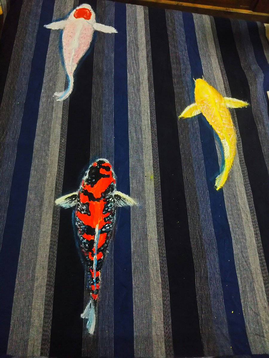 ギャラリーねこい 亀田イオンで11月17日に水彩色鉛筆ぬりえ教室をします 本日のイラスト紹介 地元織物の亀田縞はとても綺麗な縞なので錦鯉を泳がせてみました あと２匹いたので また色を重ねて重ねます 新潟 亀田縞 織物 イラスト アナログ