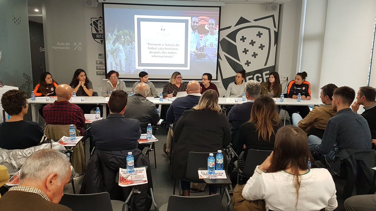 Nos encontramos en la Mesa Redonda "Presente y futuro del fútbol sala femenino después de los éxitos internacionales", que tiene lugar en la sede A Coruña de <a href="/futgal/">RFGF</a> 

#CopaGaliciaFemeninaFs #MesaRedonda #FutsalFemenino