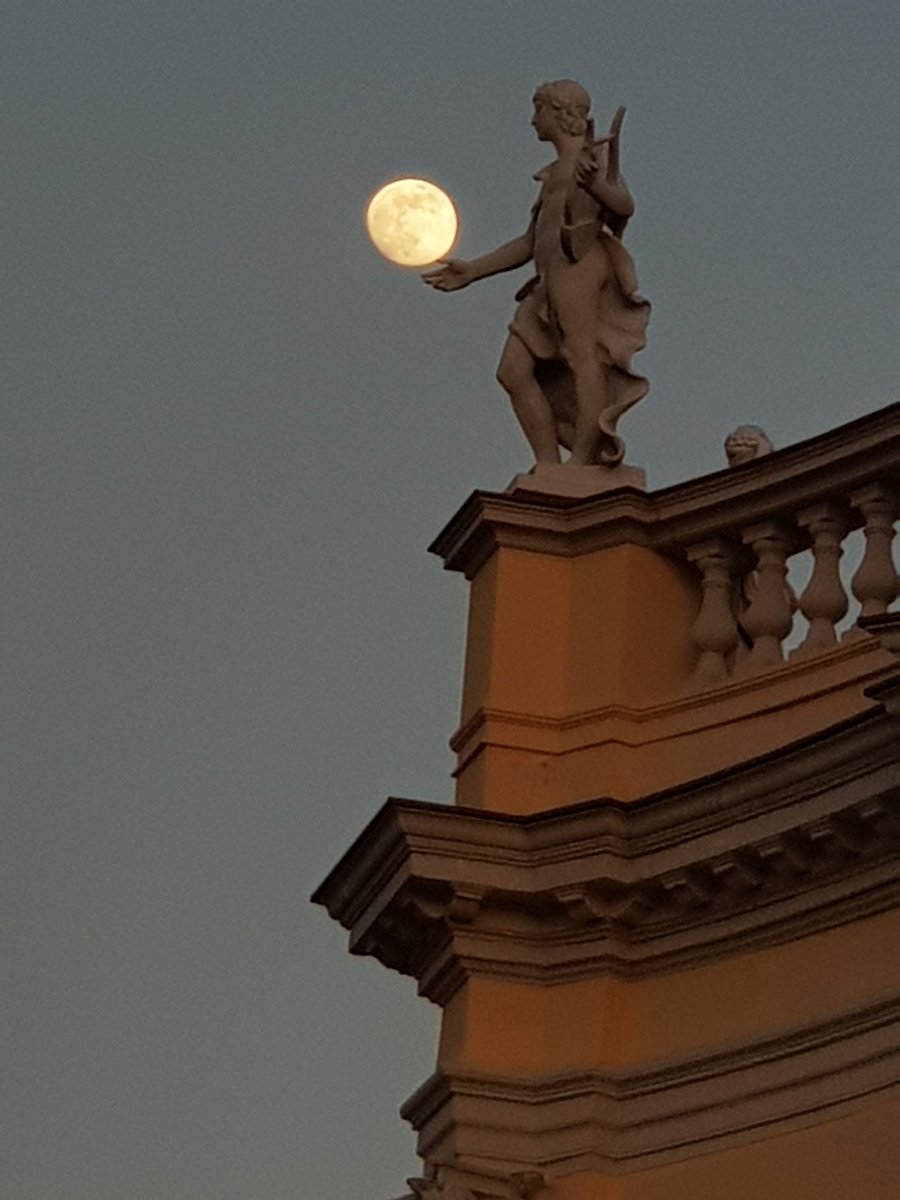 Jun_Orphancross's tweet photo. Played a but with the moon at Charlottenburg Palace #Berlin https://t.co/ZORYxKlCPc
