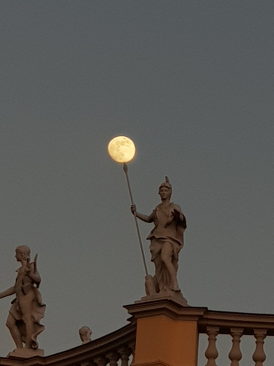 Jun_Orphancross's tweet photo. Played a but with the moon at Charlottenburg Palace #Berlin https://t.co/ZORYxKlCPc