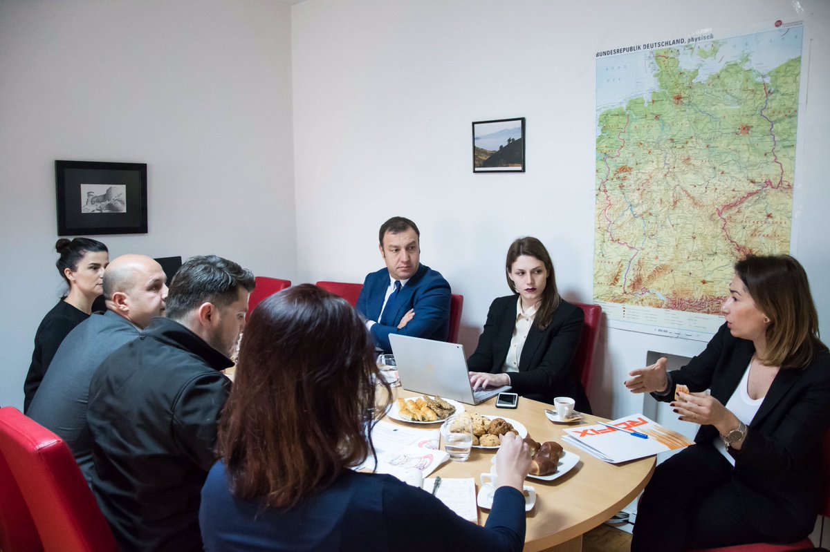 EduardShalsi's tweet photo. 📌Me përfaqësues të #DIHA-s (Shoqata Gjermane e Industrisë dhe Tregtisë në Shqipëri)
👉Diskutuam me #përfaqësues 👨🏻💻👩💻të #kompanive të ndryshme rreth problematikave që hasin, një pjesë të të cilave i dëgjova për herë të parë.
👉Shumë e rëndësishme #ura e komunikimit me biznesin. https://t.co/UNNd0GucFI