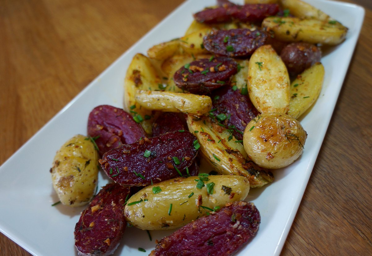 FlavorFinds's tweet photo. Roasted Fingerling Potatoes!! The perfect  side dish recipe for Easter ! #easter https://t.co/Sswp62mvhw