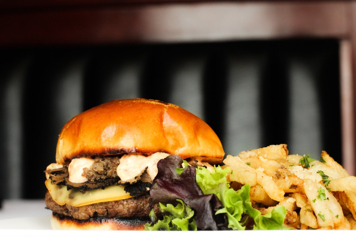 KirbysSteaks's tweet image. Sure to suffice even the biggest of appetites! #TheUltimateBurger

#Togorashi #Gouda #Wagyu #Duxelle #UltimateBurger #UmamiBurger #Feast #BurgerLover #TheWoodlandsTX #FoodiesOfHouston #KirbysSteakhouse