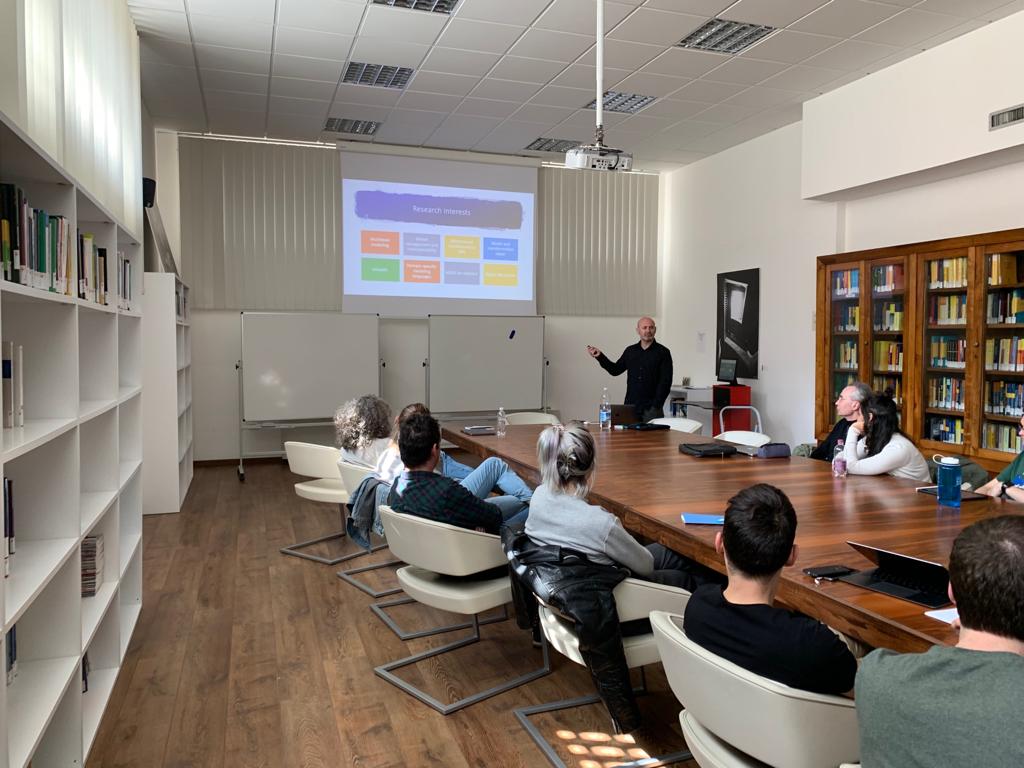 GSSI_LAQUILA's tweet image. A moment from the @GSSI_LAQUILA Seminar &quot;Model Repair with Reinforcement Learning&quot; by @adrianrutle (Western Norway University of Applied Sciences). A fantastic immersion in the model repair methodology!
#ModelDrivenEngineering #SoftwareEngineering #gssiaq #computerscience