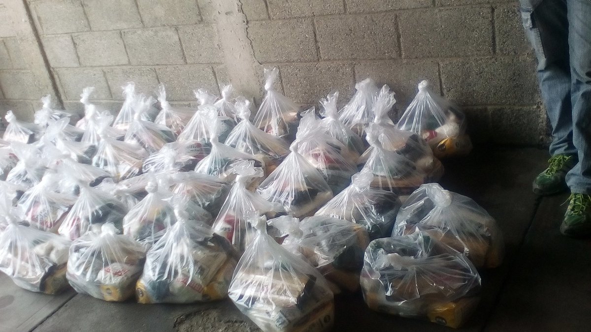 lasmavinas's tweet photo. Recibiendo y entregando bolsa de comida  comunidad las Malvinas. Gracias a nuestro presidente y al trabajo del equipo que dia dia realuzan para que todas las comunidades sean beneficiadas. @comunicadorclap https://t.co/ulLEuVmRZi