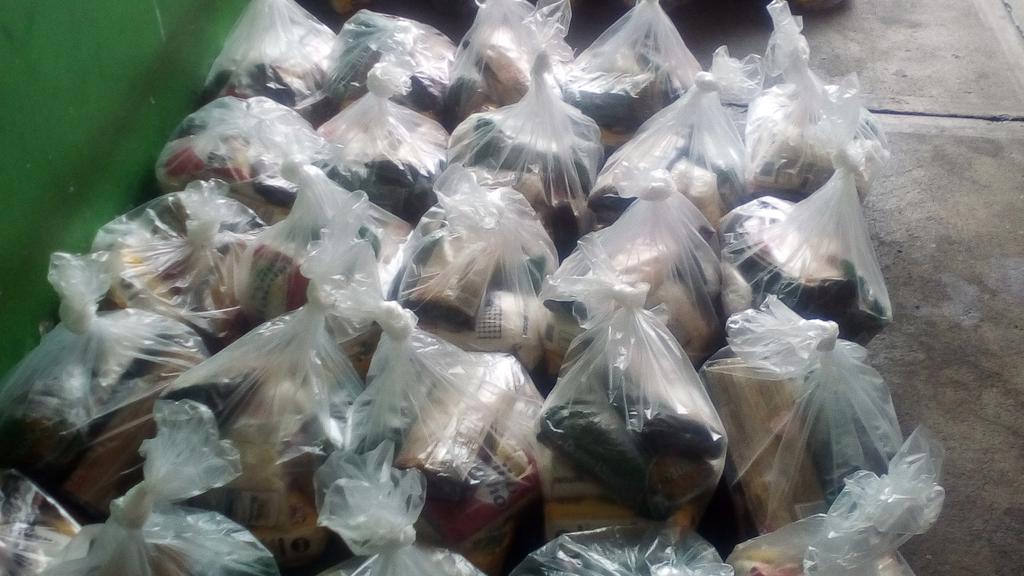 lasmavinas's tweet photo. Recibiendo y entregando bolsa de comida  comunidad las Malvinas. Gracias a nuestro presidente y al trabajo del equipo que dia dia realuzan para que todas las comunidades sean beneficiadas. @comunicadorclap https://t.co/ulLEuVmRZi