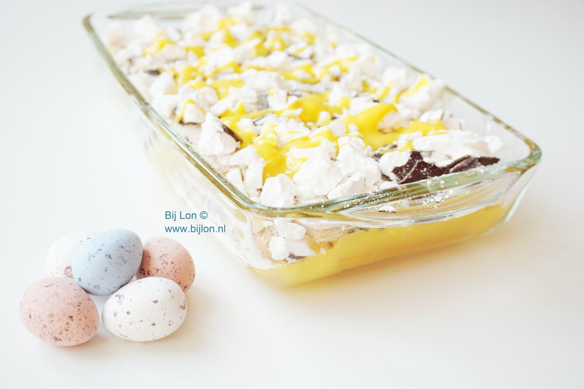 🐣🥚Advocaat Mascarpone Tiramisu voor Pasen
 Zoetekauwen, die houden van advocaat, opgelet! Dit dessert voor Pasen mag geen alledaags toetje heten. Kijk snel op bijlon.nl #Pasen #tiramisu #advocaat #meringue