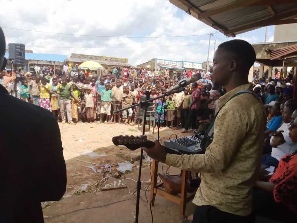 CIDEP2's tweet photo. C'est le chanteur culturel #YvesKami qui a agrémenté les activités du projet #Gouvernancefiscale du #CIDEP ce mercredi 17 avril, à #Bukinanyana, province #Cibitoke. Une foule de gens était présente https://t.co/YZQQ9fpkEx