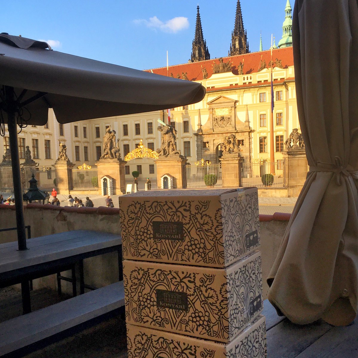Vinorum's tweet photo. Konyari na hrad!
Loliense najdete v @AmbienteCZ Kuchyn. https://t.co/uxhRuniZSO