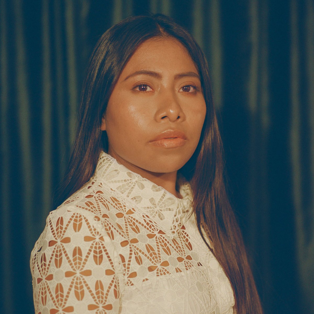 disclosure_f's tweet photo. Yalitza Aparicio, por Alfonso Cuaron.

"Está increíblemente fundamentada en su verdad y no es fácilmente arrastrada por el brillo y el glamour de Hollywood. Se enfoca en ser una fuerza de cambio y empoderamiento para las mujeres indígenas, abrazando el valor simbólico" https://t.co/EbshIPrt9l