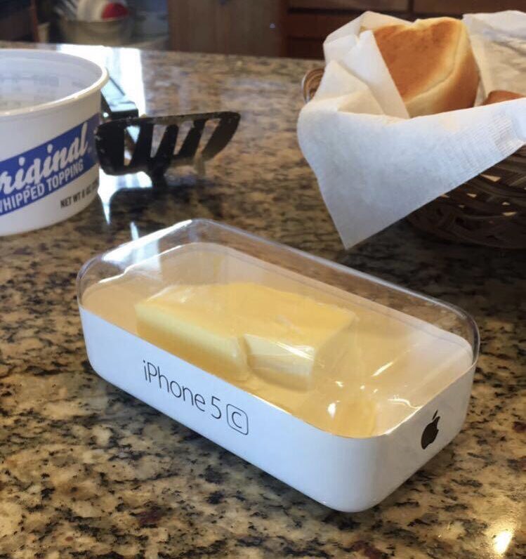 Le kit du parfait consommateur responsable :
1•) se procurer un téléphone reconditionné 📱 (#réparation)
2•) télécharger l’appli #antigaspi PHENIX 📲 (bit.ly/2R78W9u)
3•) réutiliser la coque du téléphone en guise de beurrier (#réemploi) 
RT si tu approuves 🤣