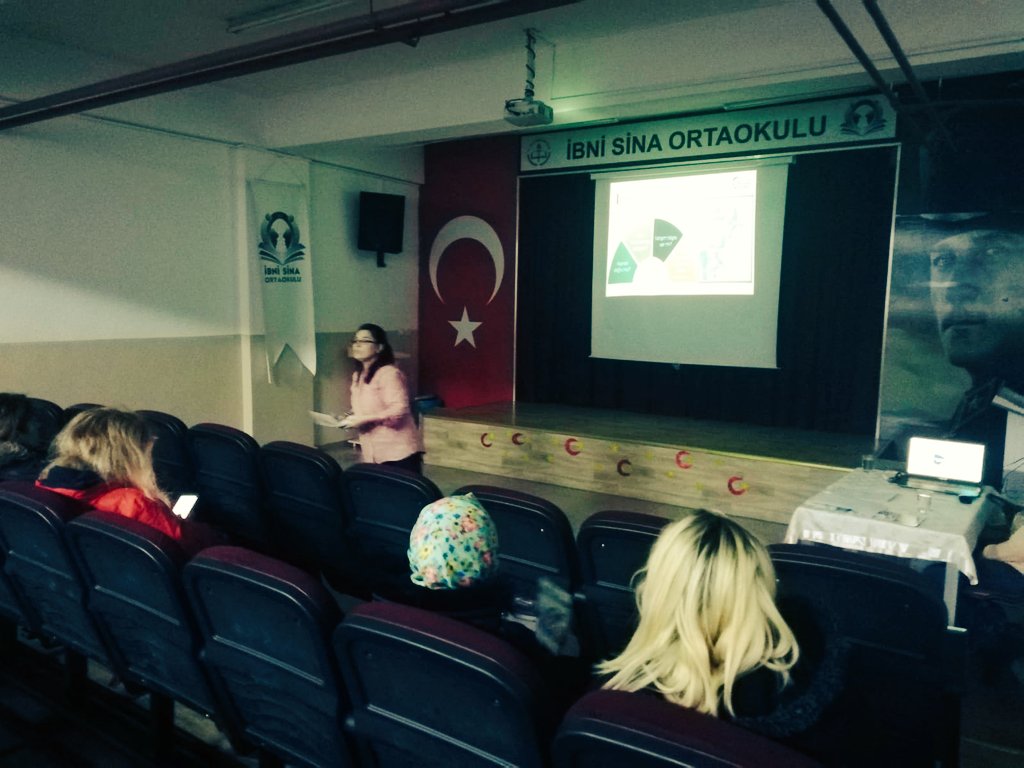 bakirkoyibnisi1's tweet photo. Veli Akademilerinde 5. eğitimimizi  gerçekleştirdik. 'Bilinçli Teknoloji Kullanımı' semineri BİLİŞİM TEKNOLOJİLERİ öğretmenimiz Merve KARAYAKA tarafından sunuldu. @BakirkoyMEM @emrullahaydin25 @ercagonen @veliakademileri https://t.co/72YSCKcdQa