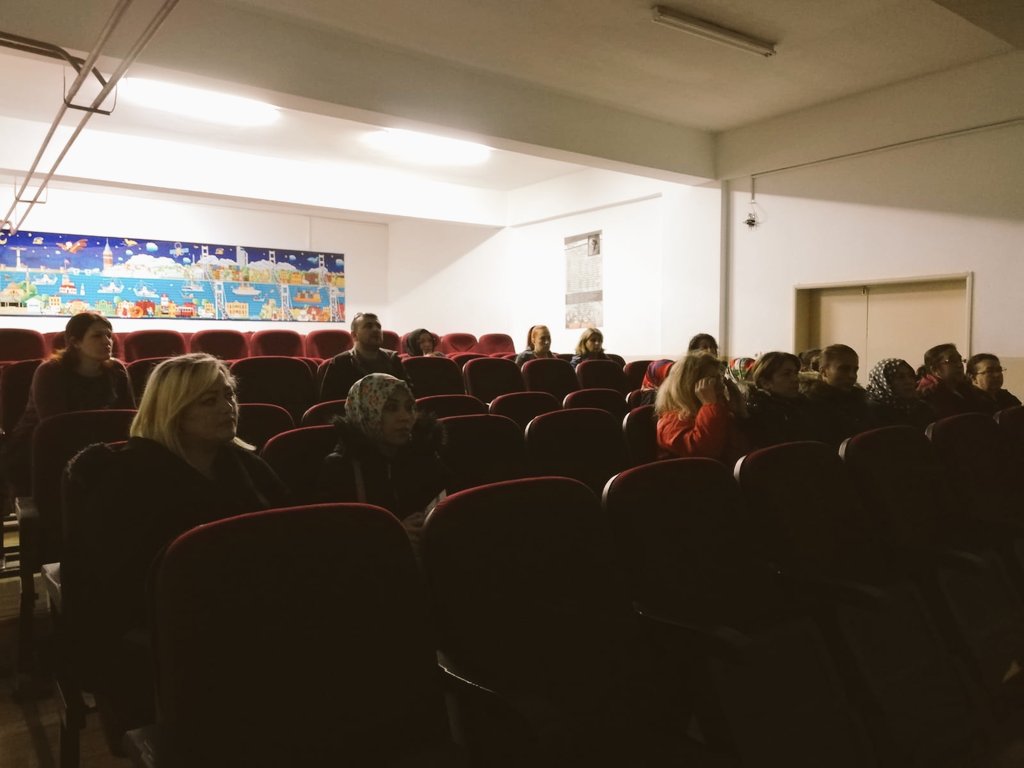 bakirkoyibnisi1's tweet photo. Veli Akademilerinde 5. eğitimimizi  gerçekleştirdik. 'Bilinçli Teknoloji Kullanımı' semineri BİLİŞİM TEKNOLOJİLERİ öğretmenimiz Merve KARAYAKA tarafından sunuldu. @BakirkoyMEM @emrullahaydin25 @ercagonen @veliakademileri https://t.co/72YSCKcdQa