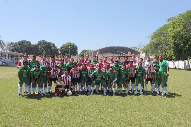 MarioRamirz's tweet photo. Enorme convivencia futbolera con grandes amigos profesionales tabasqueños. Estar de nuevo compartiendo emociones en la cancha, con el apoyo de nuestros familiares sin lugar a dudas demostramos que #EnTabascohayFutbol ⚽️🔥 ¡Gracias a todos! https://t.co/89JVSoiEVA