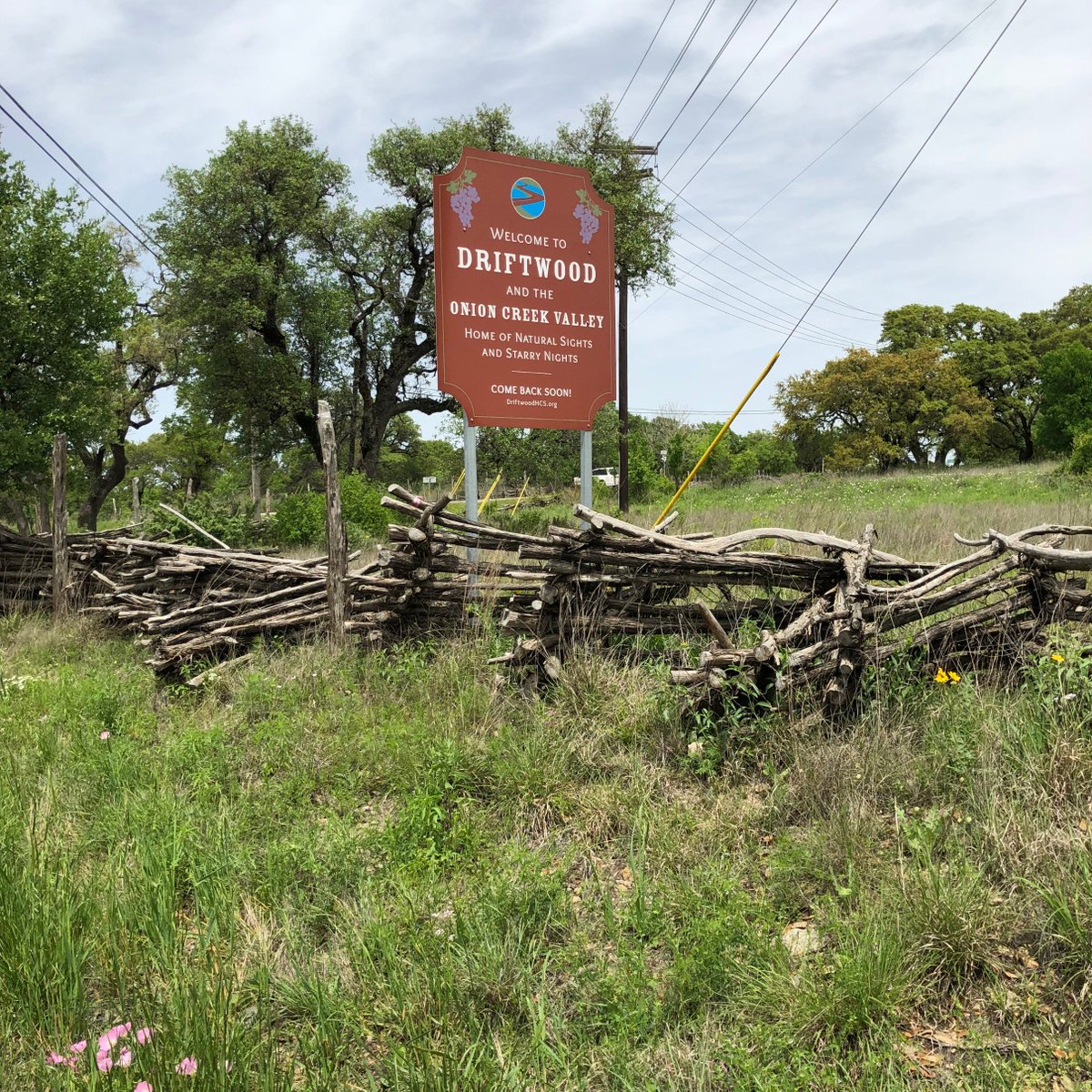 Hey! This new golf course is next to our wooded acreage homesites at Rutherford West.  Salt Lick BBQ after golf⛳️?  That sounds like a great Saturday.
haysfreepress.com/2018/07/19/dri…
