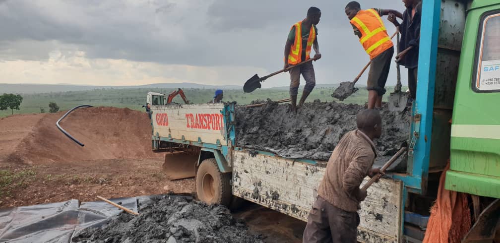 AgabeSam's tweet photo. Reservoir excavation, pipeline installation, clay offloading as irrigation sites take shape in @GatsiboDistrict &amp; @NgomaDistrict. Thanks to @USAIDRwanda, @RwandaAgri and @RwandaAgriBoard, a total of four small scale schemes are currently being set up by @USAIDHingaWeze. https://t.co/QaKM67gY3X