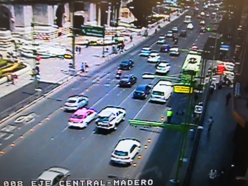 12:55 #EjeCentral lleva tránsito abundante de Izazaga hacia Plaza Garibaldi.
