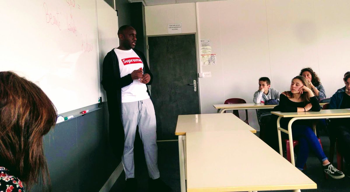 LpoA_Fournier32's tweet photo. #Ateliers d'#écriture au Collège @clg_Astarac_32 ; Loubaki était lundi après midi et ce matin avec les #troisièmes . #Lyrisme #Technique #Figures de #Style #Engagement
#Poésie @P_D_Poetes #EAC32 https://t.co/cqFjCNNUjH