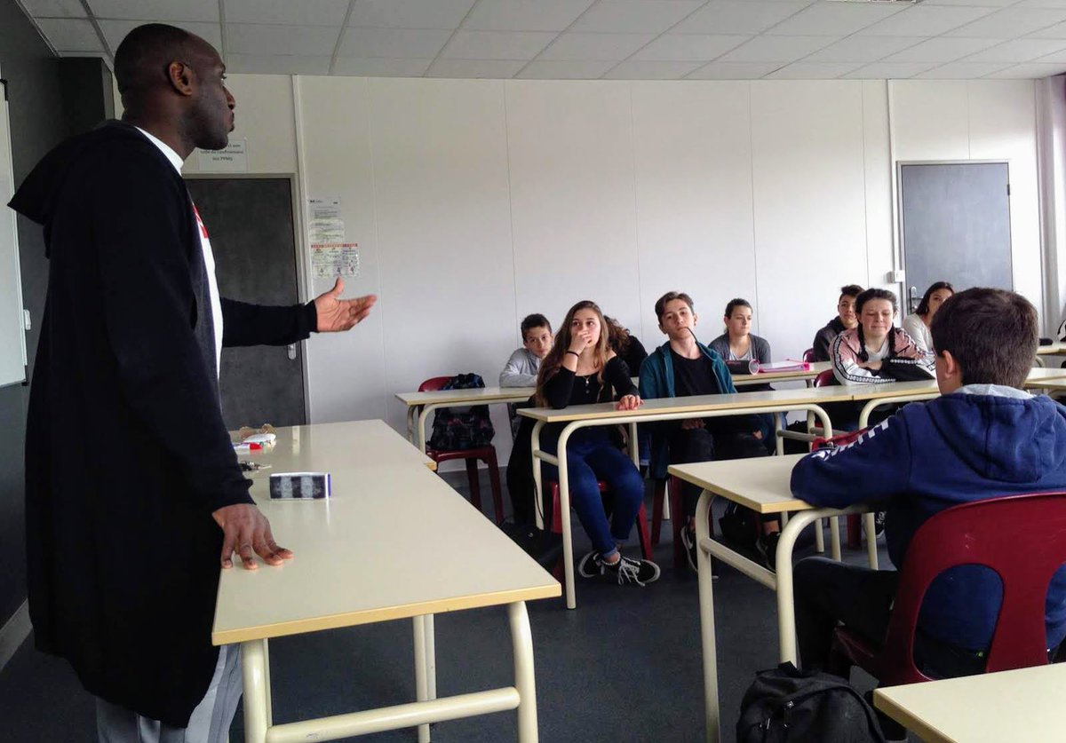 LpoA_Fournier32's tweet photo. #Ateliers d'#écriture au Collège @clg_Astarac_32 ; Loubaki était lundi après midi et ce matin avec les #troisièmes . #Lyrisme #Technique #Figures de #Style #Engagement
#Poésie @P_D_Poetes #EAC32 https://t.co/cqFjCNNUjH