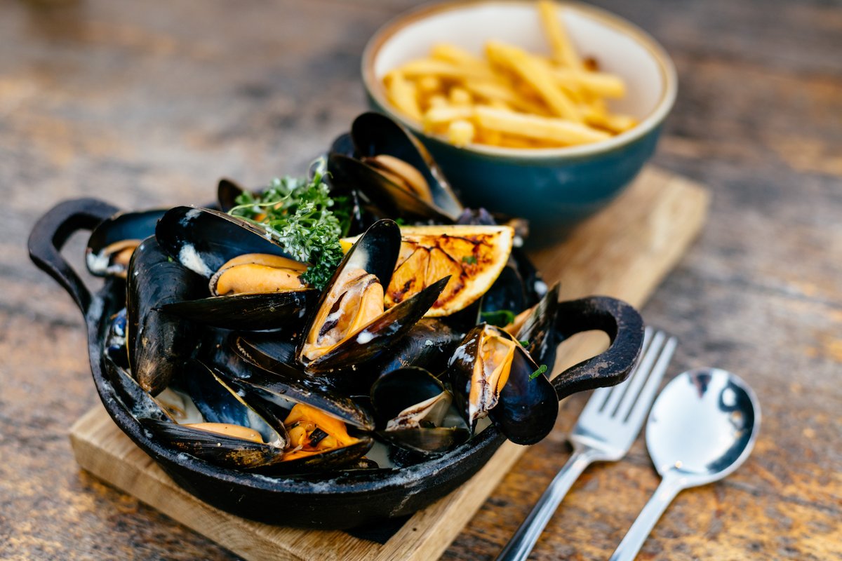 theworkingboat's tweet photo. Did someone say mussel night? Available every Thursday from 4:30pm to include bread and chips for just £12.95. How about grabbing your pal and enjoy two portions for £20? Now that's too good to say no to... We'll see you in the pub! #musselnight #pubspecial #theworkingboat https://t.co/552jA6PT4t