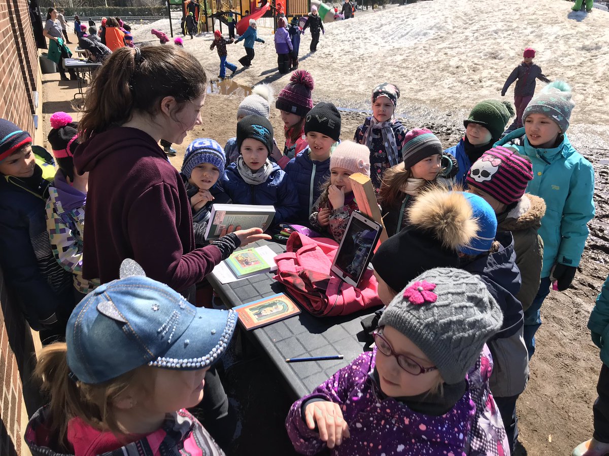 Ça devient un salon du livre durant la récréation...