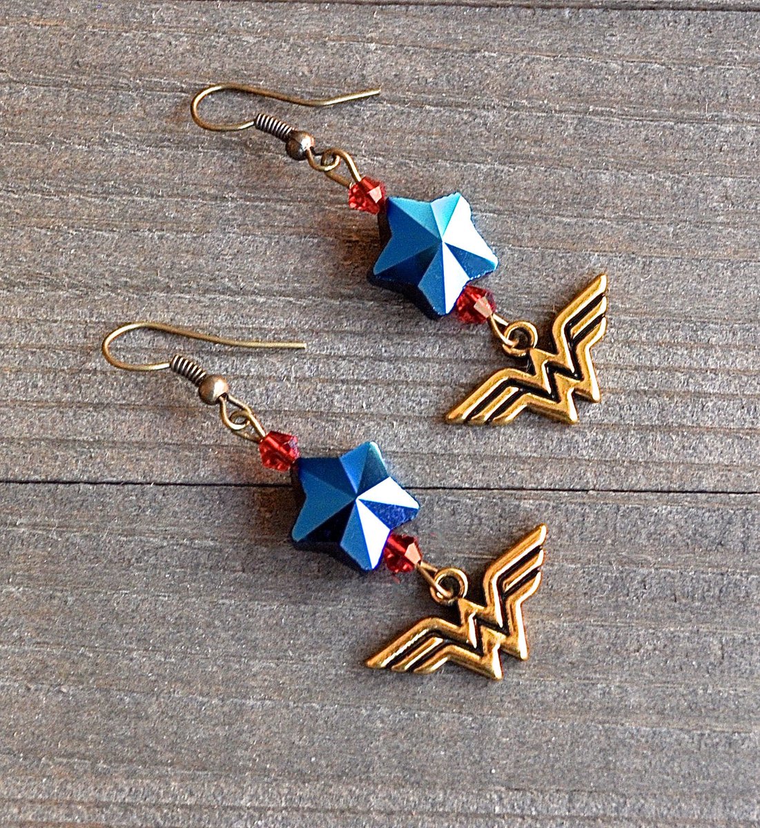 Rayvenwoodmanor's tweet image. ★★★★★ Rayvenwoodmanor Wonder Woman Earrings! See you all @megaconorlando in Artist Alley! Cannot wait to meet @reallyndacarter ❤️#megacon #megaconorlando #megaconvention #megacon2019 #wonderwoman #rayvenwoodmanor #reallyndacarter  #etsy etsy.me/2V75XzO