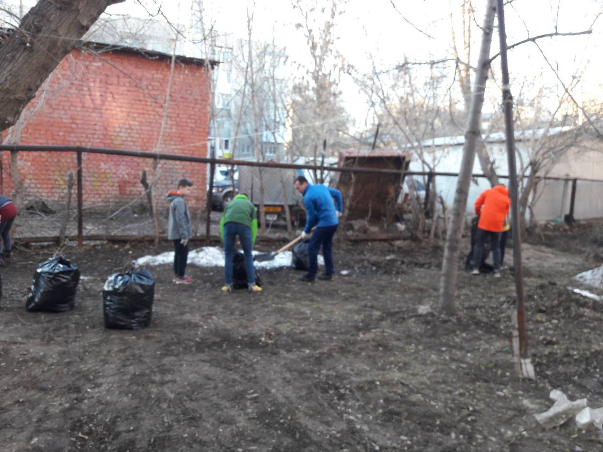 osm17_1's tweet photo. Холодная погода не помешала уборке территории. Дружно и весело за работой жильцы дома 23 по ул. А. Матросова. @promadm @Chernyshkov_VA @samara_in https://t.co/V8Fw5ZxnJ6