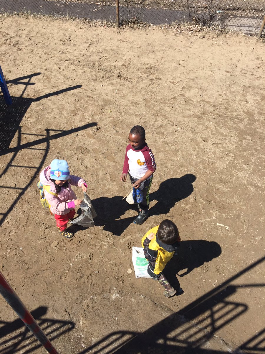 KPCkinders1's tweet photo. These Little Eagles chose to use some of their recess time to help keep our Earth clean 🌎 #EarthDay2019 https://t.co/8gkcPoRMJh