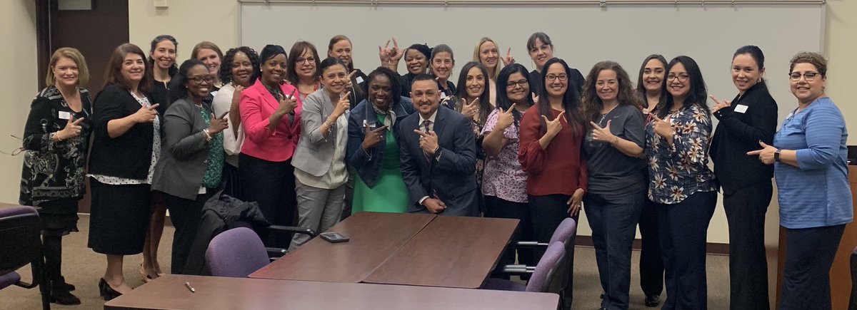 fabenavides's tweet image. #SamStrong @SamHoustonHS Principals collaborating &amp;amp; working on  💯🎓🎓 rate!! #SamSide @shhsalumni @ArlingtonISD @CoachATB