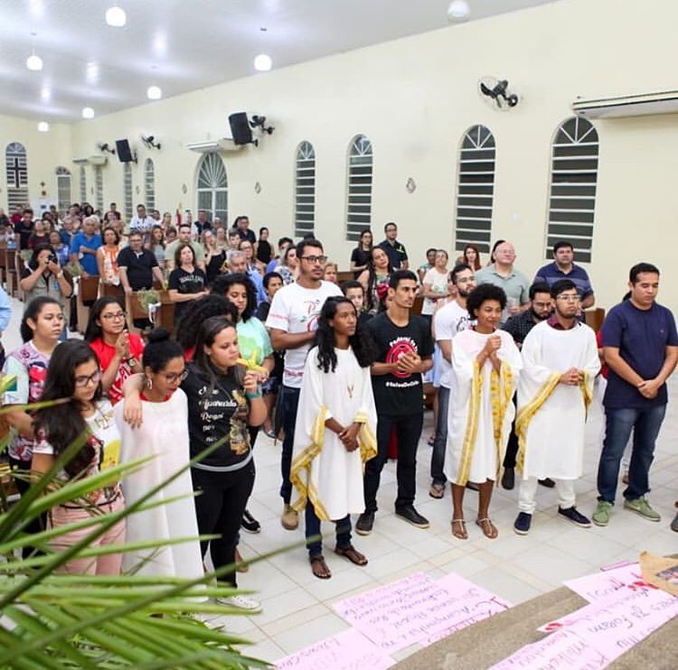 PJDioceseRB's tweet photo. 🌿 A abertura da Semana Santa deu inicio com a missa de Ramos, o envio dos missionários e a procissão em alusão à Campanha Nacional de Enfrentamento aos Ciclos de violência contra a mulher, aconteceu no último domingo, dia 14, na paróquia São Sebastião.🌿 https://t.co/A7cKLicotQ