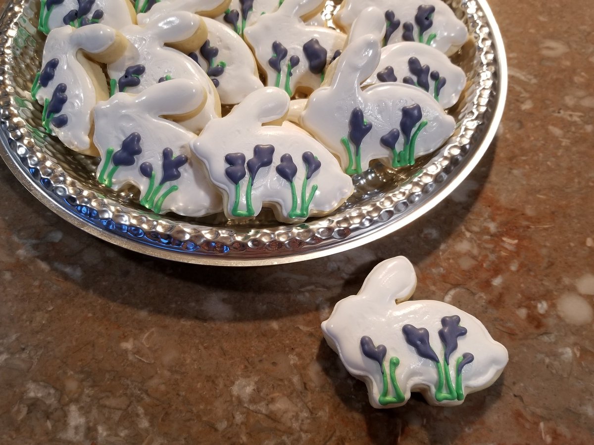 CakebusMN's tweet photo. Bunny π cookies
#CAKEBUS #FlourChildCreations #topthat #onlyinwanamingo #mnbakery #eatme #eatmemn #customcookie #creamcheesesugarcookies #royalicingcookies #easter #eastercookies #bunny #easterbunny #cookieart #cookielove #cookieoftheday #purpleflowers #cookie #cookieartist https://t.co/xAeRH1zuqt