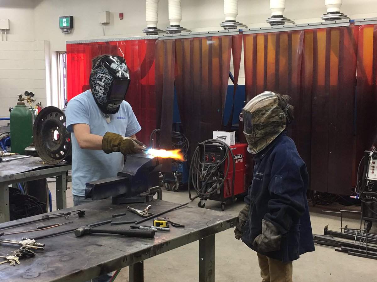 Claude_Camirand's tweet photo. Camp des métiers - on apprend à plier du fer et à souder. #CSDCAB #Campdesmétiers https://t.co/9HQUEoI43T