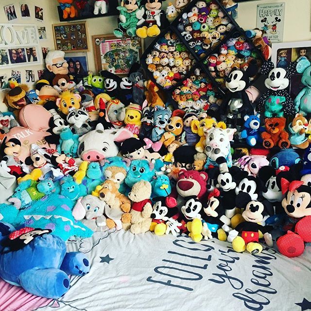 lizeindisney's tweet image. Update on my room, it’s coming along but there’s still more plush I need to sort through. Today I’m focusing on what lives above my wardrobe and having a move around up there. But overall I’m happy with my progress ☺️ ——
#disneyroom #lizeindisneyland #di… bit.ly/2IJm2VX