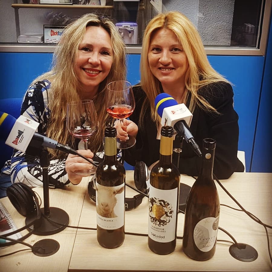 es_vinoy_punto's tweet photo. Ayer en el programa cocina con sabor de @ClickRadioTv compartiendo conocimientos sobre el mundo del vino. Gracias a @labrujaviri por su amable invitación y al resto del equipo. #vino #winelover #winetasting #winetime #esvinoypunto https://t.co/ZMkXmEcQfu
