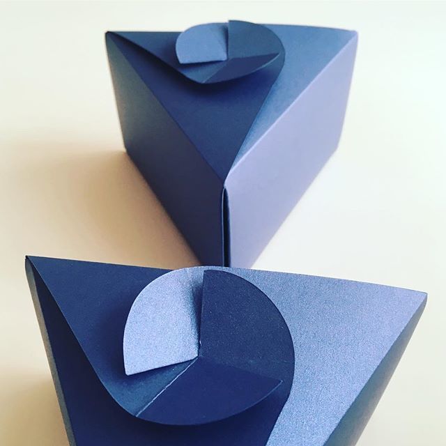 weijcke's tweet image. Find out how to fold @weijcke.packaging  #triangleboxes on our FB page facebook.com/weijcke #blueprint #colour #triangle #giftboxes #video #diy #diyvideo #craftvideo #crafts #packaging #packagingdesign #packagedesign #howto #howtovideo instagram.com/weijcke.packag…