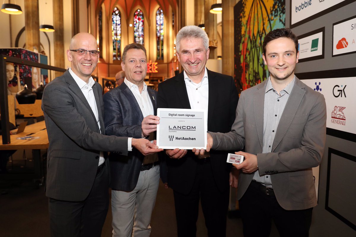 Interessierter Minister Pinkwart informiert sich über konkrete digitale Projekte in Aachen, u.a. ePaper-Display-Lösungen von #Lancom und #NetAachen in der #digitalCHURCH #aachen