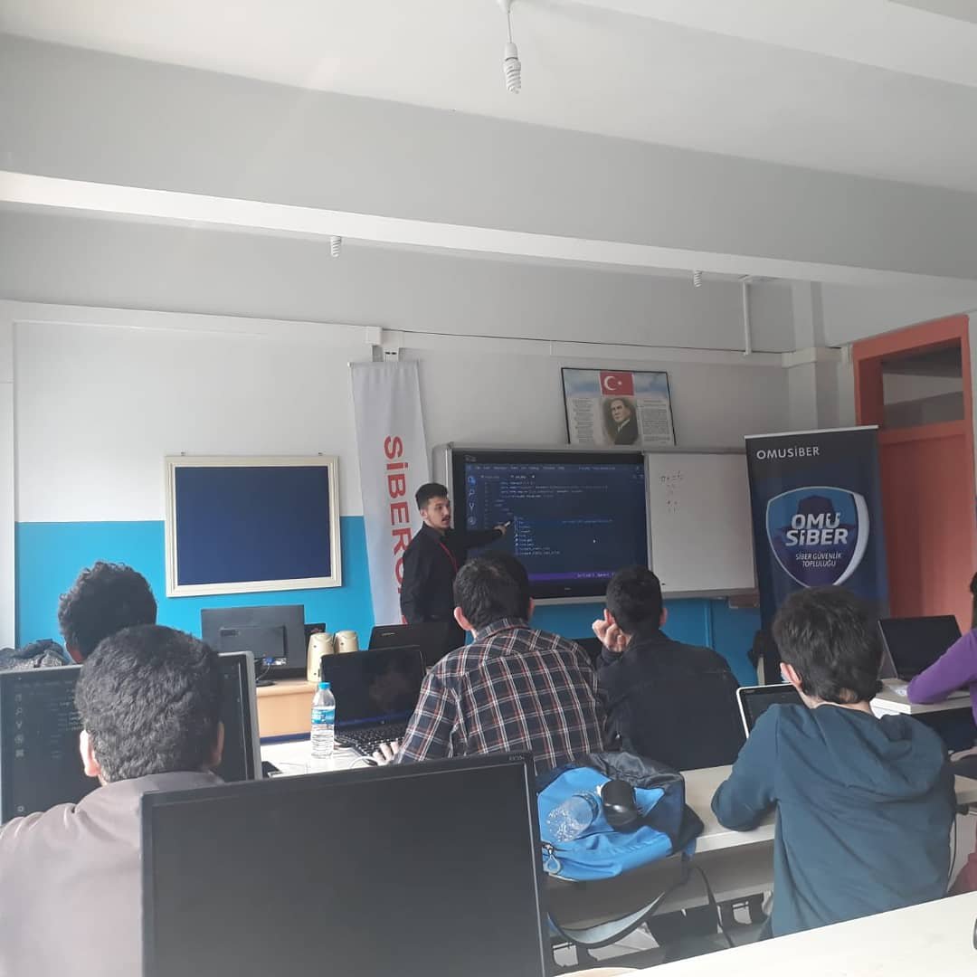 sibergazitr's tweet photo. Çarşamba Anadolu Lisesinde bu haftasonu yapmış olduğumuz etkinliğimizden görüntüler, bu hafta öğrencilerimize Html, CSS, Java Script dillerini kullanarak Web tasarım ve Web programlamayı öğrettik. Katılan öğrencilerimize Teşekkür ederiz @baydurbaris @eelifyener 

#samsun #web https://t.co/qEtFCeZasU