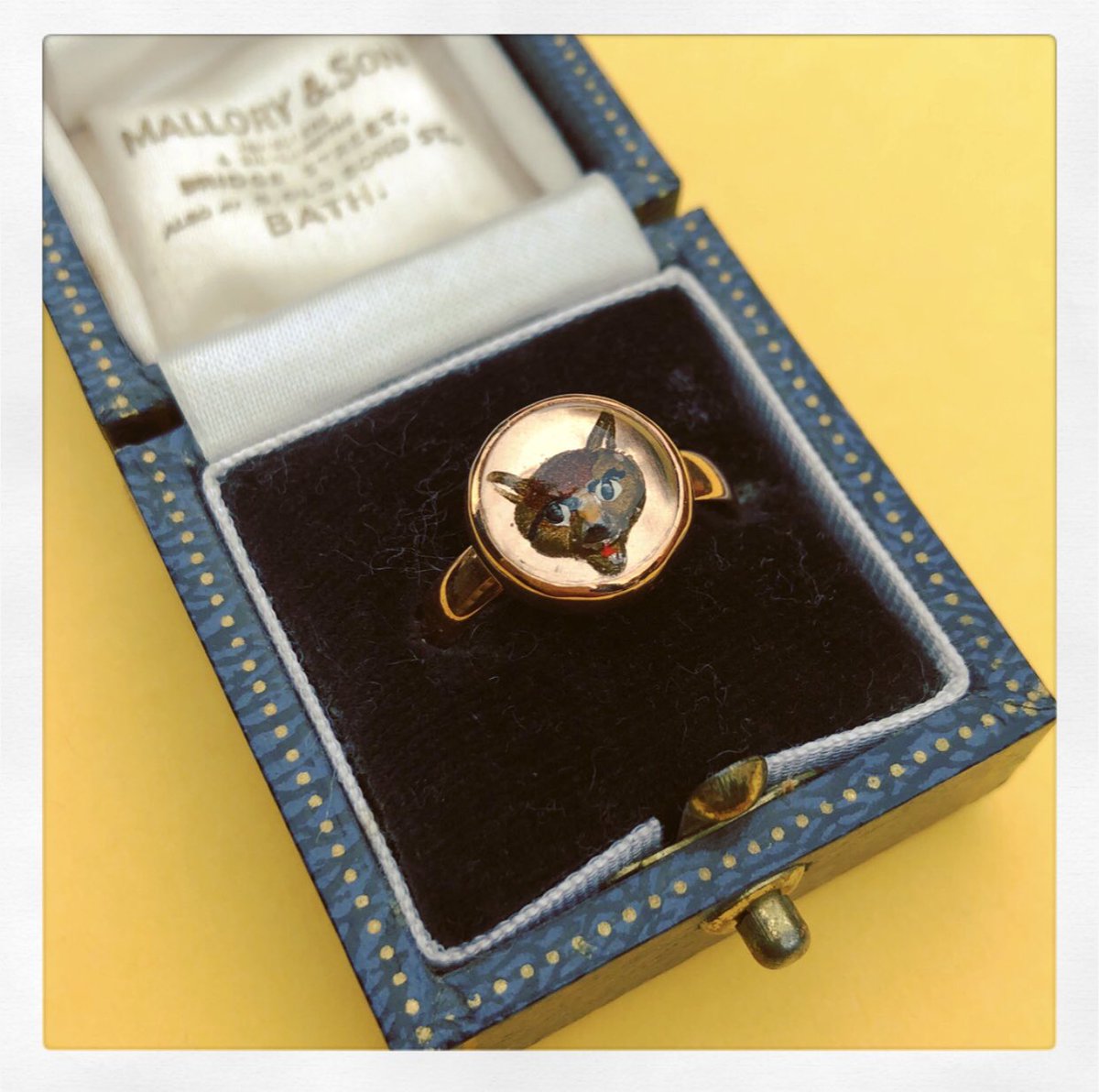 LisaMarieFranks's tweet photo. 🦊New Stock @ Melksham Arcade🦊
9ct Rose Gold Essex Crystal Fox Ring. Size Q. £195.
•
#foxy #fox #9ct #rosegold #ring #victorian #victorianjewellery #victorianring #foxring #goldring
•
Worldwide Postage Available.
Please DM For Full Details..... https://t.co/y7dFZY08Yx