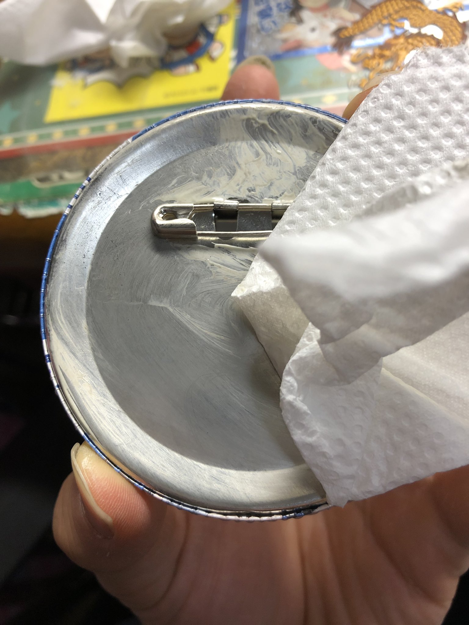 おりょう 缶バッジが錆びてる そんな事でも諦めずにやれる事をやってみよう と言うわけで缶バッジが錆びてるって悩む人に 錆びを取って缶バッジを磨いて綺麗にする方法を教えます 用意するのは ピカール ネジザウルスリキッド サビ取り剤